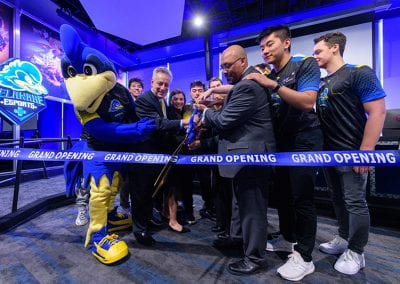 Esports players gather with UD President Assanis, José-Luis Riera and YoUDee to cut the ribbon