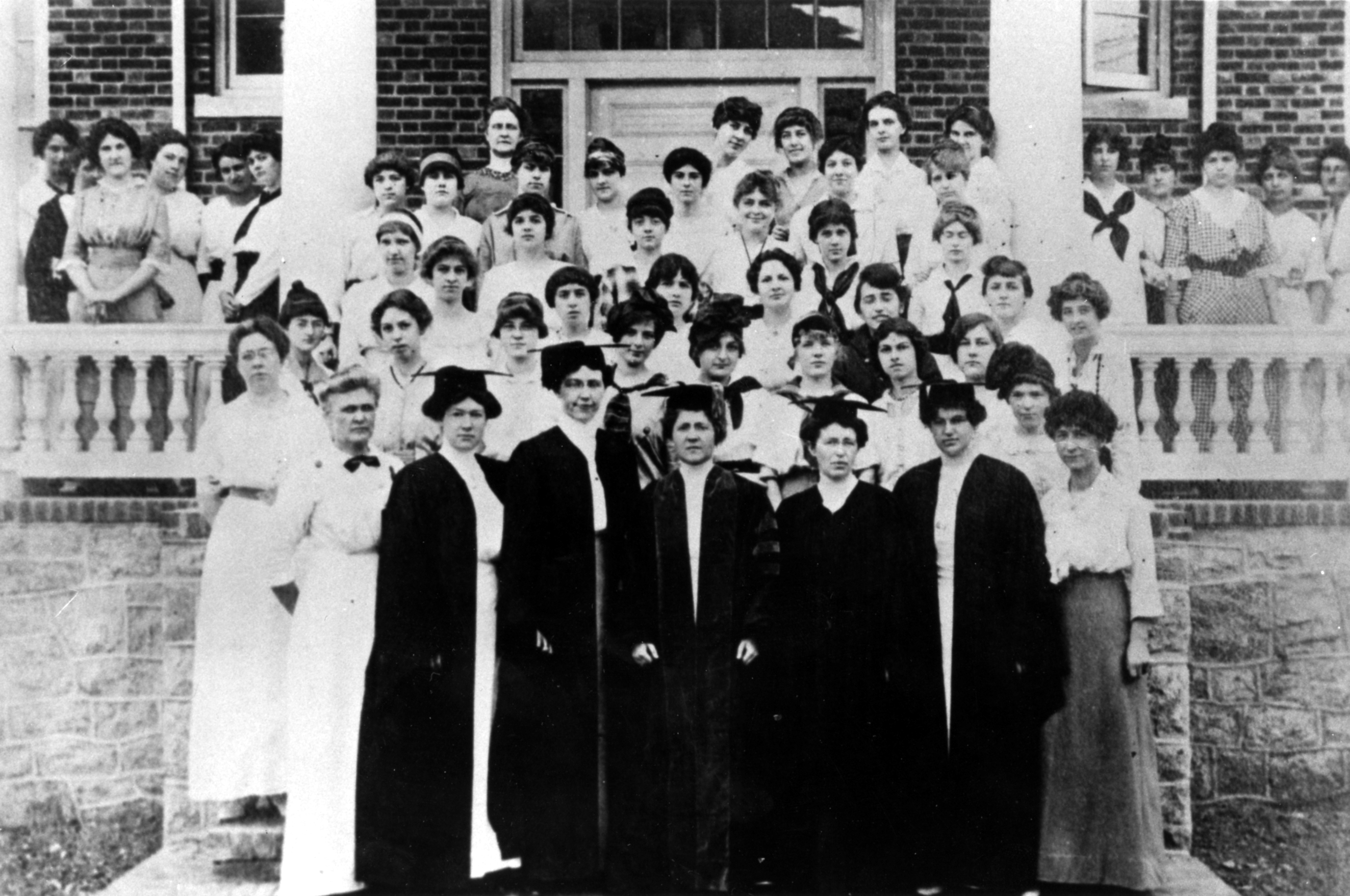 Faculty and Students of the Women's College, 1914.